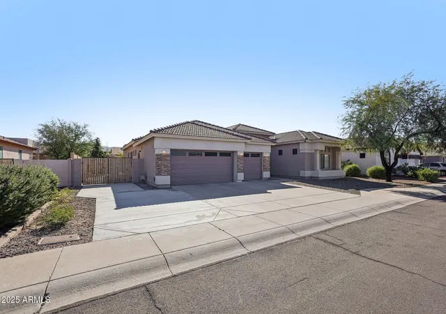 Photo 2 of Sale Pending at 2515 W Minton St, Phoenix, AZ 85041 | MLS# 6944735 | Listing updated on 2026-01-30