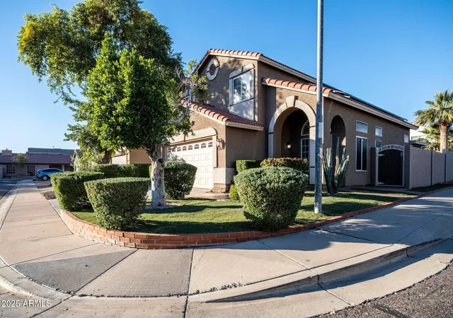 Photo 2 of Sale Pending at 1112 W Villa Maria Dr, Phoenix, AZ 85023 | MLS# 6955025 | Listing updated on 2026-09-21