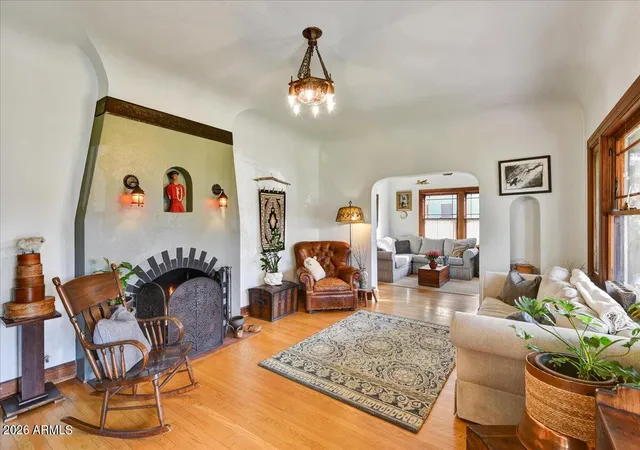 Photo 3 of Single family home for sale at 922 W Willetta St, Phoenix, AZ 85007 | MLS# 6956070 | Listing updated on 2026-10-04