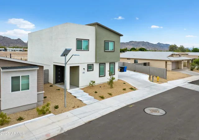 Photo 3 of Townhouse for sale at 137 W Latona Rd, Phoenix, AZ 85041 | MLS# 6968385 | Listing updated on 2026-09-15