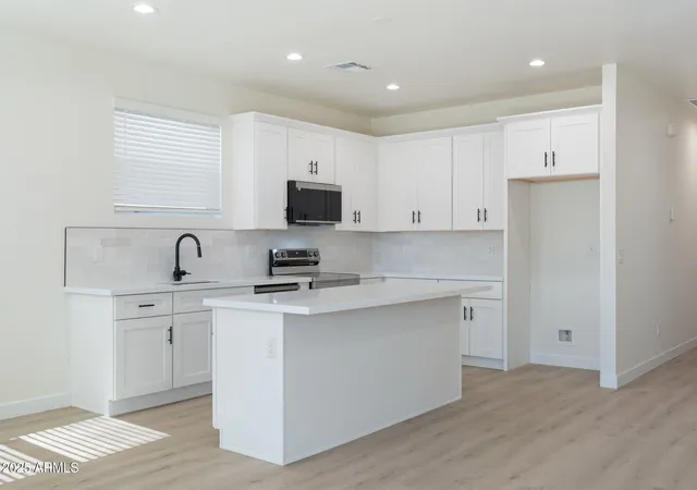 Photo 4 of Townhouse for sale at 137 W Latona Rd, Phoenix, AZ 85041 | MLS# 6968385 | Listing updated on 2026-09-15
