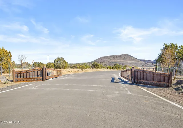 Photo 4 of Single family home for sale at 6026 Meadows Ln, Flagstaff, AZ 86004 | MLS# 6970984 | Listing updated on 2026-08-11