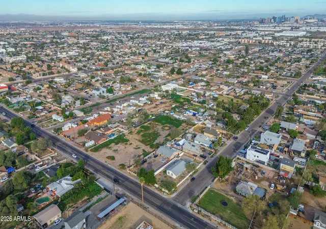 3rd image of 832 E Roeser Rd, Phoenix, AZ 85040 | MLS# 6974743