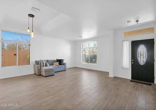 3rd image of 907 E Gary Ln, Phoenix, AZ 85042 | MLS# 6988720