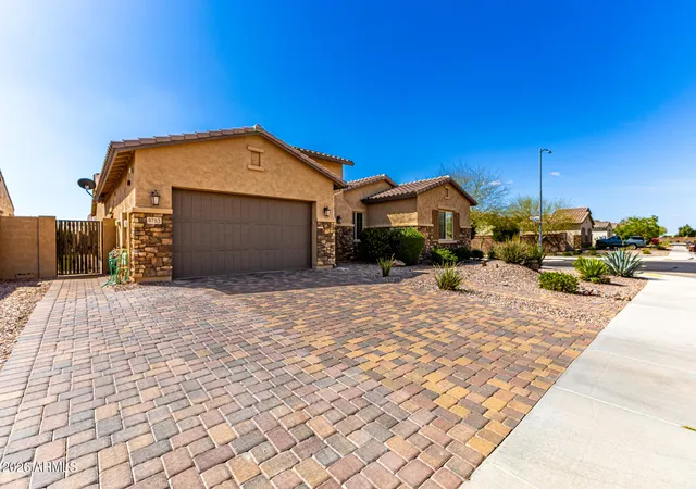 Photo 4 of Single family home for sale at 9753 W Rowel Rd, Peoria, AZ 85383 | MLS# 6997149 | Listing updated on 2026-10-01