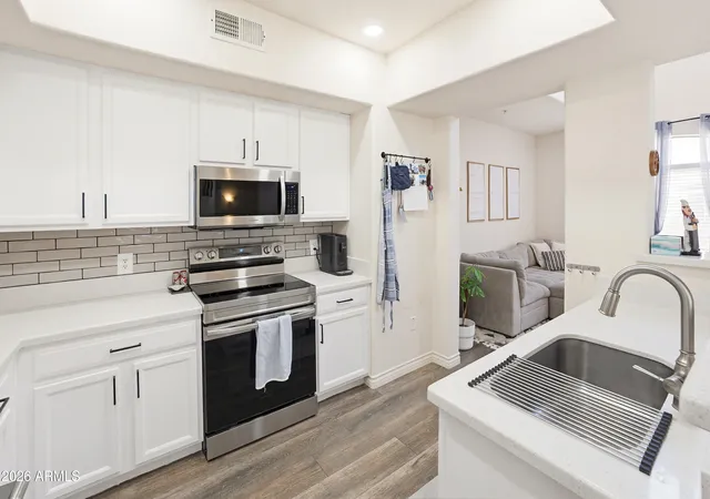 5th image of 3250 W Greenway Rd, Phoenix, AZ 85053