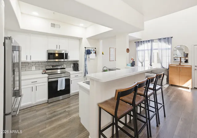 2nd image of 3250 W Greenway Rd, Phoenix, AZ 85053