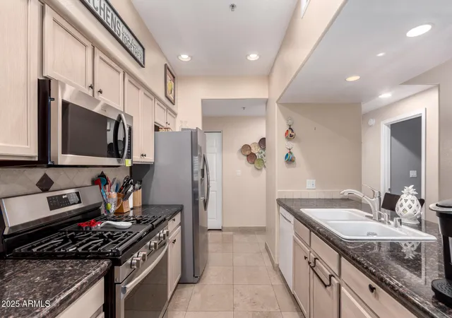 Homes for sale in Glendale, AZ | 7401 W Arrowhead Clubhouse Dr #1023, Glendale, AZ 85308 | MLS# 7003848