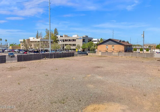Photo 3 of Sale Pending at 320 E Hatcher Rd #6, Phoenix, AZ 85020 | MLS# 7003987 | Listing updated on 2026-09-02