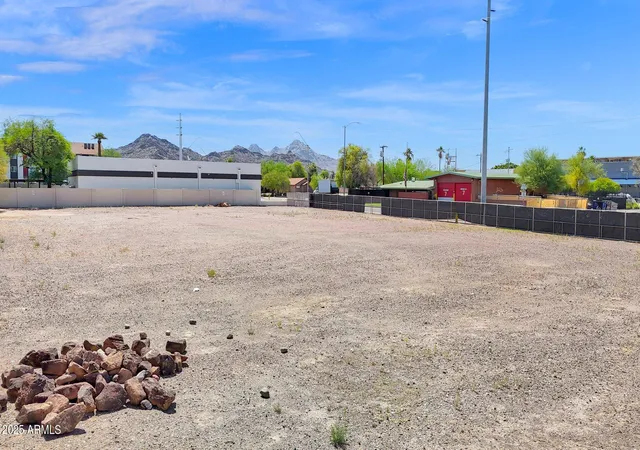 Photo 4 of Sale Pending at 320 E Hatcher Rd #6, Phoenix, AZ 85020 | MLS# 7003987 | Listing updated on 2026-09-02