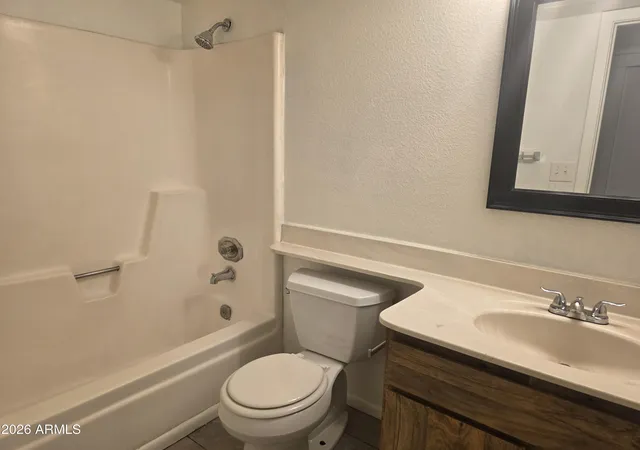 Listing Photo 4 - Condo for sale in building located at 4101 N 69Th Ln, Phoenix, AZ 85033 - Unit #1398
