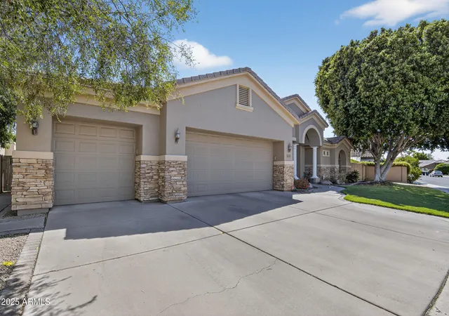 Photo 3 of Single family home for sale at 1333 N Cliffside Dr, Gilbert, AZ 85234 | MLS# 7011630 | Listing updated on 2026-10-06