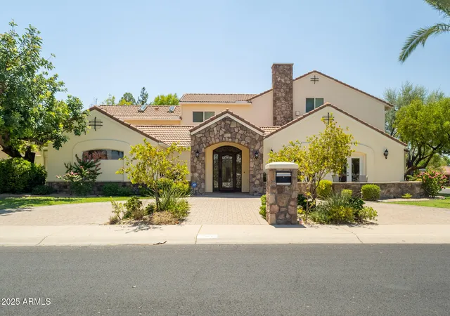 Photo 3 of Mansion for sale at 229 W Vista Ave, Phoenix, AZ 85021 | MLS# 7017654 | Listing updated on 2026-04-22