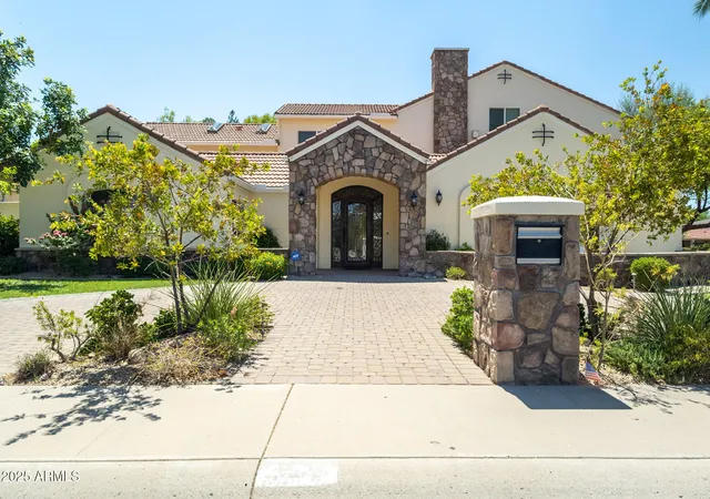 Photo 3 of Single family home for sale at 229 W Vista Ave, Phoenix, AZ 85021 | MLS# 7017654 | Listing updated on 2026-04-22