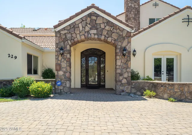 Photo 4 of Single family home for sale at 229 W Vista Ave, Phoenix, AZ 85021 | MLS# 7017654 | Listing updated on 2026-04-22