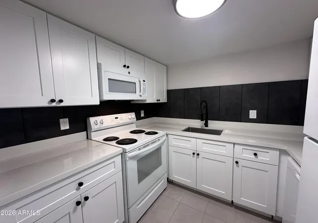 Listing Photo 2 - Condo for sale in building located at 2690 N 43Rd Ave, Phoenix, AZ 85009 - Unit #C