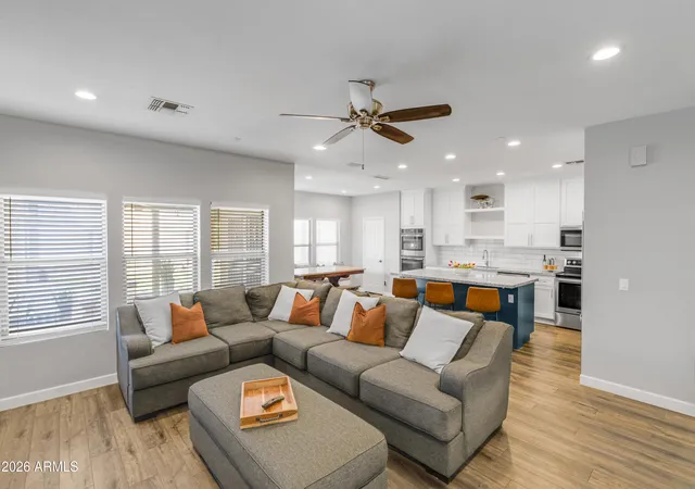 Photo 3 of Single family home for sale at 10610 W Country Clb Trl, Peoria, AZ 85383 | MLS# 7021073 | Listing updated on 2026-09-25