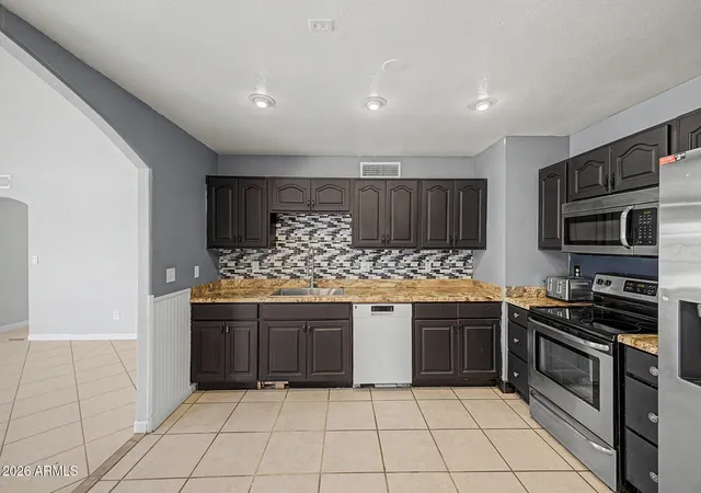 Photo 4 of Single family home for sale at 6821 W Jenan Dr, Peoria, AZ 85345 | MLS# 7037196 | Listing updated on 2026-09-14