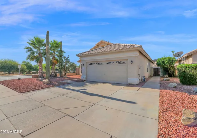 2nd image of 1011 W Kelton Ln, Phoenix, AZ 85023 | MLS# 7022401