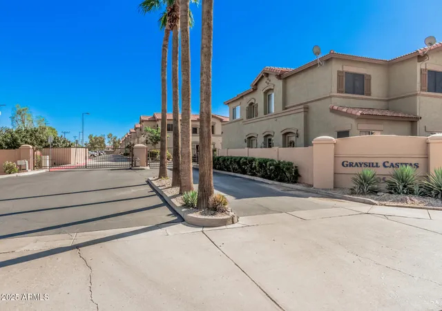 2nd image of 805 S Sycamore St, Mesa, AZ 85202