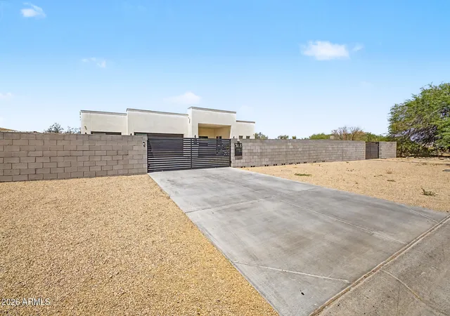3rd image of 744 E Desert Ln, Phoenix, AZ 85042 | MLS# 7031484