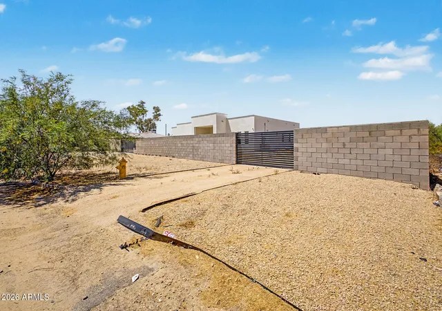 4th image of 744 E Desert Ln, Phoenix, AZ 85042 | MLS# 7031484