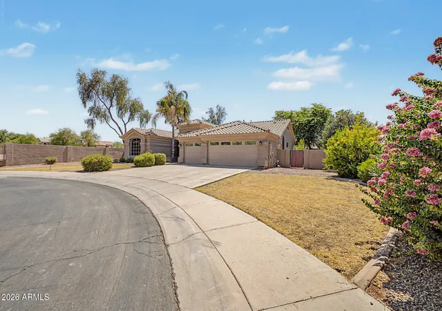 Photo 3 of Single family home for sale at 2160 S Boulder Ct, Gilbert, AZ 85295 | MLS# 7034494 | Listing updated on 2026-08-11