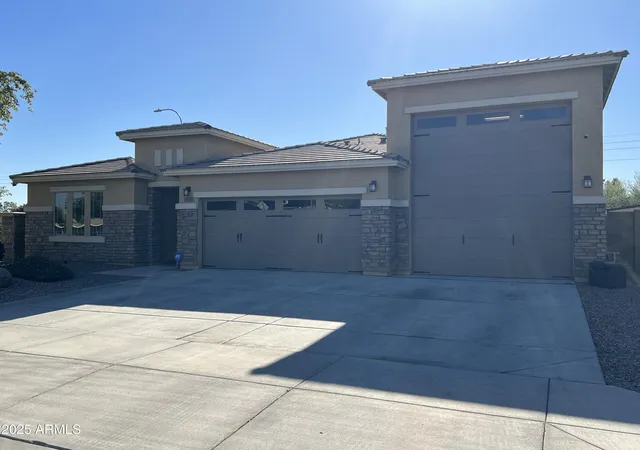 Photo 2 of Single family home for sale at 10605 W Catalina Dr, Avondale, AZ 85392 | MLS# 7032158 | Listing updated on 2026-09-07