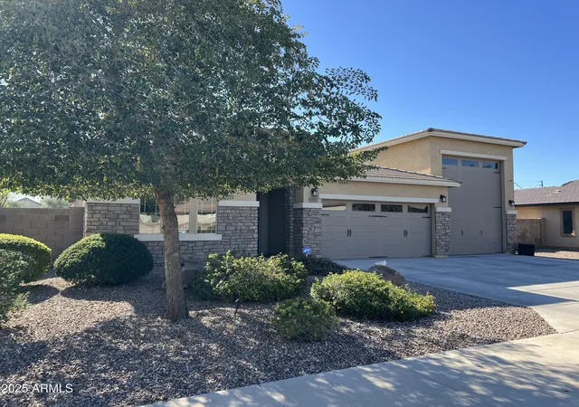 Photo 3 of Single family home for sale at 10605 W Catalina Dr, Avondale, AZ 85392 | MLS# 7032158 | Listing updated on 2026-09-07