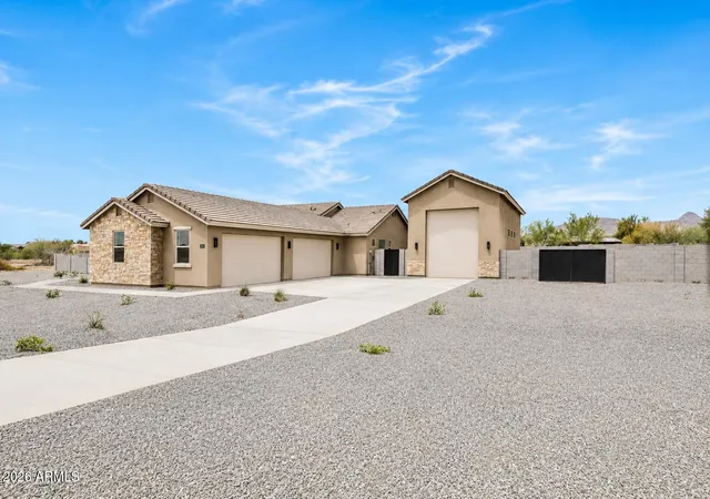 2nd image of 1686 E Carriage Ln, Phoenix, AZ 85086 | MLS# 7035157