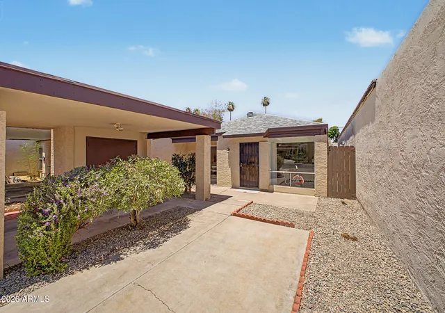 Photo 4 of Sale Pending at 564 E Royal Palms Dr, Mesa, AZ 85203 | MLS# 7036706 | Listing updated on 2026-07-21