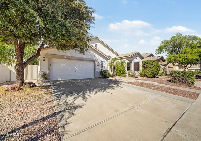 Photo 2 of Single family home for sale at 7990 W Yukon Dr, Peoria, AZ 85382 | MLS# 7037306 | Listing updated on 2026-09-13