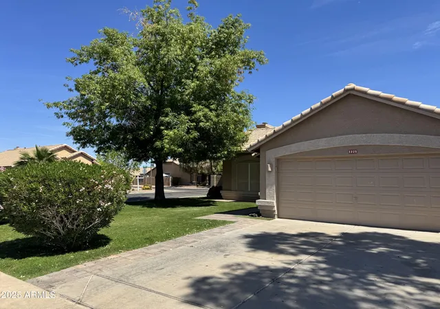 Photo 3 of Single family home for sale at 1225 S Sierra St, Gilbert, AZ 85296 | MLS# 7037098 | Listing updated on 2026-09-03