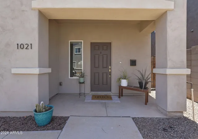 Photo 3 of Sale Pending at 1021 E Odeum Ln, Phoenix, AZ 85040 | MLS# 7039815 | Listing updated on 2026-09-02