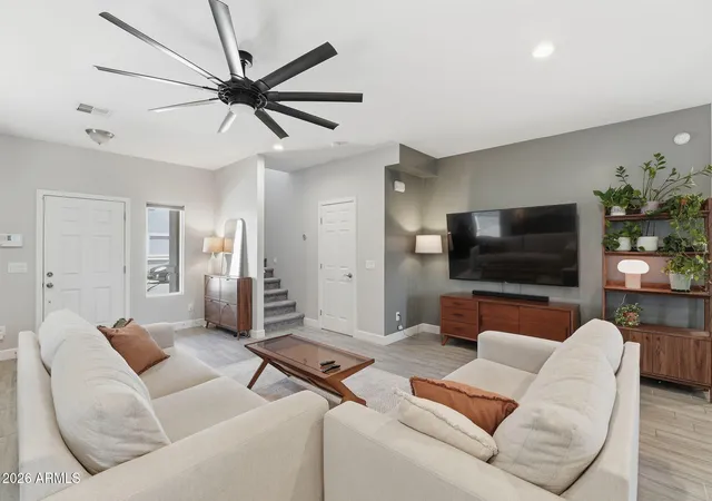 Photo 4 of Sale Pending at 1021 E Odeum Ln, Phoenix, AZ 85040 | MLS# 7039815 | Listing updated on 2026-09-02