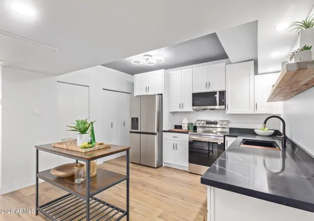 1st image of 351 E Thomas Rd #D208, Phoenix, AZ 85012 | MLS# 7039573