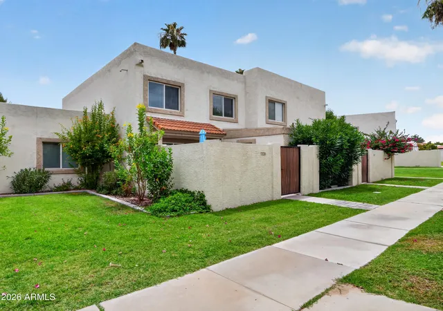 Photo 2 of Townhouse for sale at 7850 E Keim Dr, Scottsdale, AZ 85250 | MLS# 7041604 | Listing updated on 2026-08-26