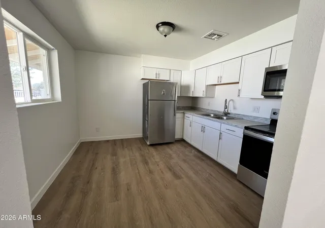 Photo 4 of Townhouse for sale at 1132 W North Ln, Phoenix, AZ 85021 | MLS# 7042432 | Listing updated on 2026-09-15