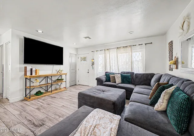 Photo 4 of Single family home for sale at 3102 W Villa Maria Dr, Phoenix, AZ 85053 | MLS# 7046372 | Listing updated on 2026-10-28