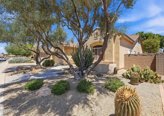 Photo 3 of Single family home for sale at 8056 W Louise Dr, Peoria, AZ 85383 | MLS# 7046447 | Listing updated on 2026-09-25