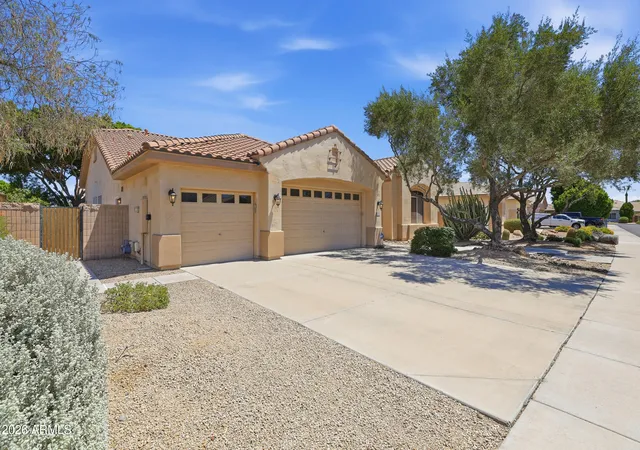 Photo 3 of Single family home for sale at 8056 W Louise Dr, Peoria, AZ 85383 | MLS# 7046447 | Listing updated on 2026-10-09