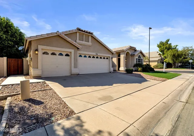 Photo 3 of Single family home for sale at 910 S Paradise Dr, Gilbert, AZ 85233 | MLS# 7047042 | Listing updated on 2026-09-17