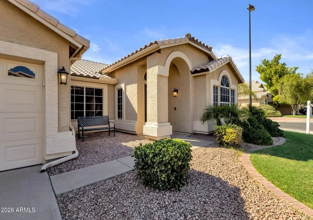 Photo 3 of Single family home for sale at 910 S Paradise Dr, Gilbert, AZ 85233 | MLS# 7047042 | Listing updated on 2026-10-24