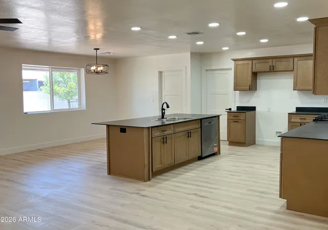 5th image of 109 Encanto Dr, Holbrook, AZ 86025 | MLS# 7046865
