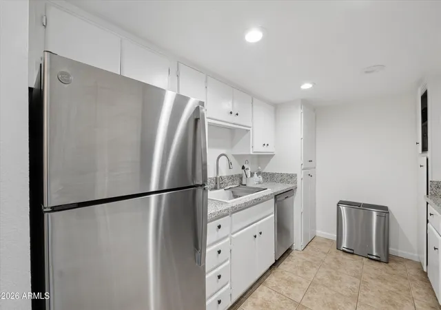 Listing Photo 2 - Condo for sale in building located at 3825 E Camelback Rd, Phoenix, AZ 85018 - Unit #186