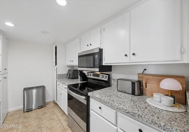 Listing Photo 3 - Condo for sale in building located at 3825 E Camelback Rd, Phoenix, AZ 85018 - Unit #186