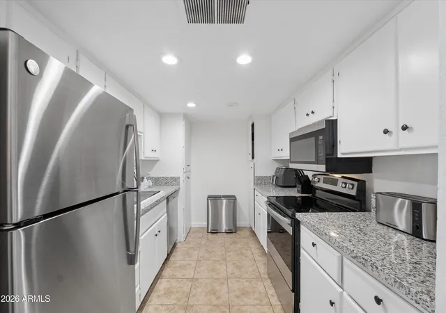 Listing Photo 4 - Condo for sale in building located at 3825 E Camelback Rd, Phoenix, AZ 85018 - Unit #186