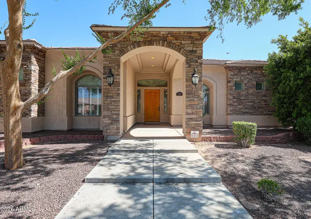 Photo 4 of Single family home for sale at 925 E Valencia Dr, Phoenix, AZ 85042 | MLS# 7053701 | Listing updated on 2026-10-22