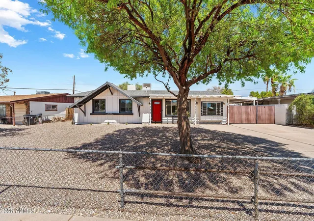 2nd image of 2240 W Paradise Dr, Phoenix, AZ 85029 | MLS# 7052893