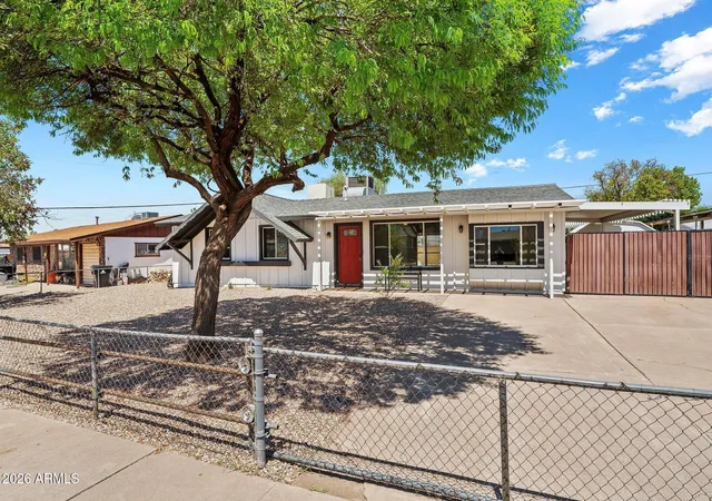 3rd image of 2240 W Paradise Dr, Phoenix, AZ 85029 | MLS# 7052893